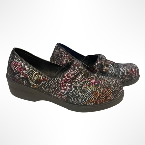 Savvy Shoes - Savvy nursing shoes/clogs slip resistant footwear multicolored women’s size 10
